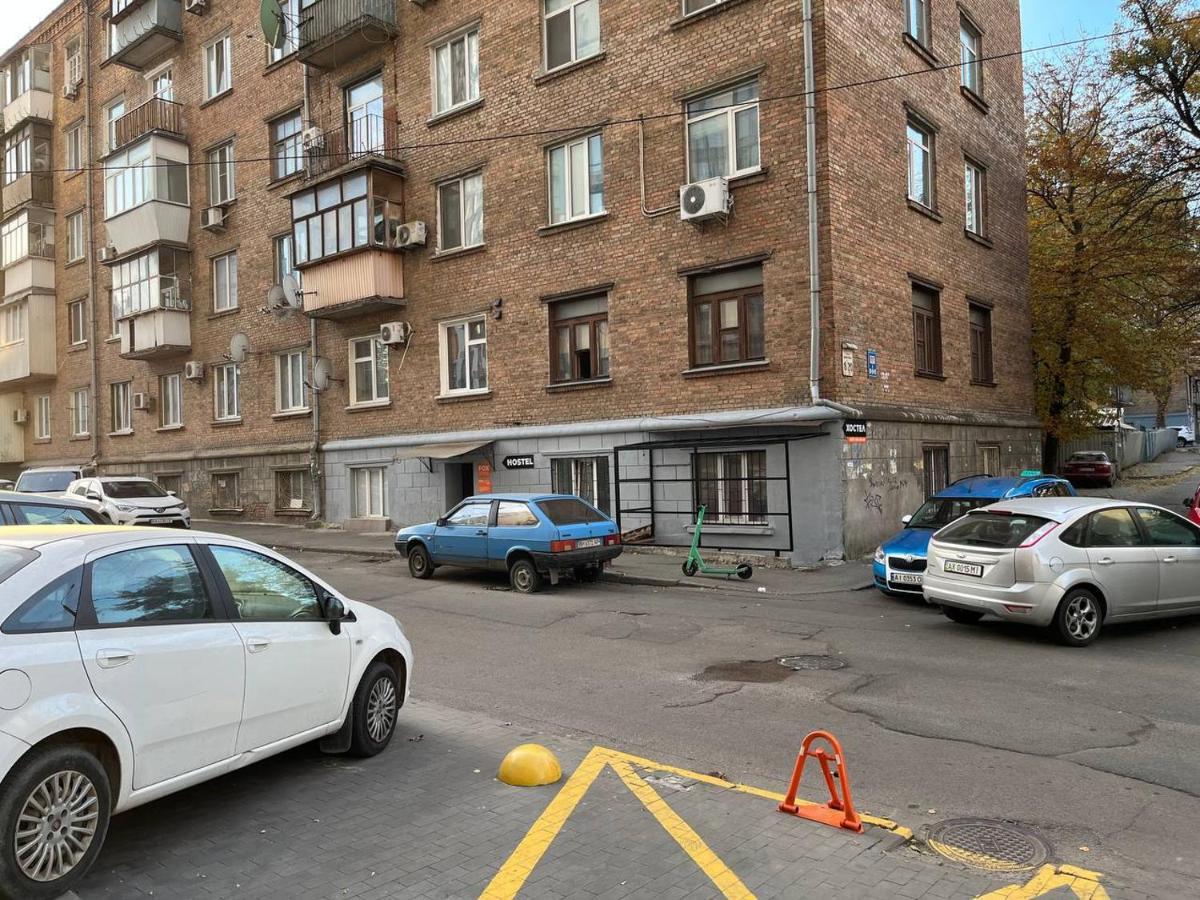 Fox Hostel Kiev Exteriör bild